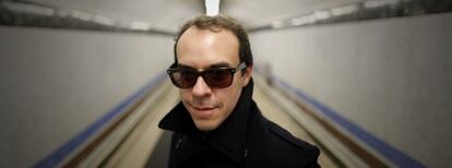 Luis Brea en la estación de metro de Bilbao.