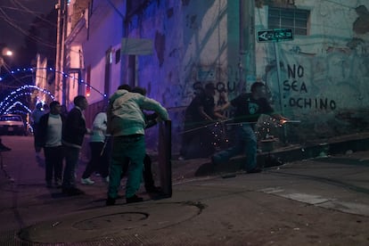 Habitantes de la parte media de el barrio La Perseverancia utilizan escudos artesanales para protegerse.