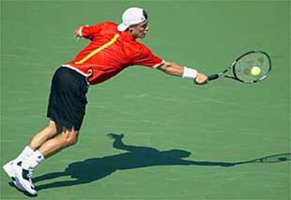 El australiano Lleyton Hewitt se estira para devolver la pelota al ruso Yevgeny Kafelnikov.