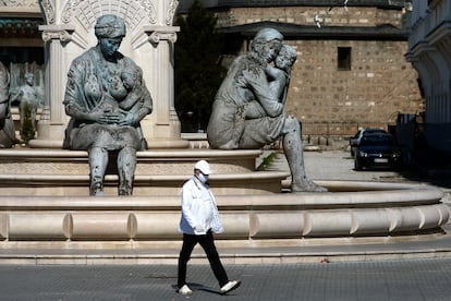 Un hombre camina en Skopje, Macedonia del Norte, la semana pasada.