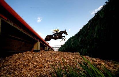 El jinete Ben Poste junto con su caballo realizan un salto durante su participación en la 32ª edición de la Red Handicap Steeple Chase celebrada en el hipódromo de Huntingdon (Inglaterra).