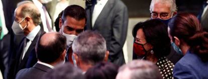 El presidente del Gobierno, Pedro Sanchez (c) conversa con la presidenta del Banco Santander, Ana Patricia Botín (d), y el presidente de Iberdrola, José Ignacio Sanchez Galán (i, de espaldas), entre otros asistentes, tras la conferencia 