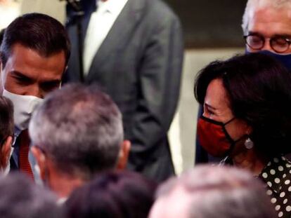 El presidente del Gobierno, Pedro Sanchez (c) conversa con la presidenta del Banco Santander, Ana Patricia Botín (d), y el presidente de Iberdrola, José Ignacio Sanchez Galán (i, de espaldas), entre otros asistentes, tras la conferencia 