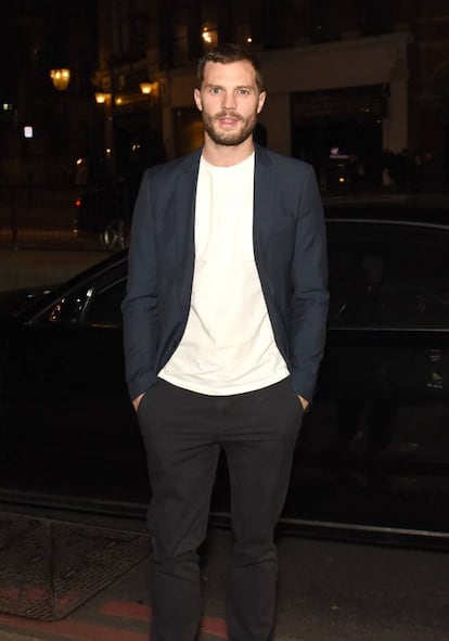 <strong>Quién es.</strong> Desde que en 2015 Jamie Dornan protagonizara la saga erótica '50 sombras de Grey', el actor británico de 34 años se ha convertido en uno de los hombres más deseados. Este año, además, se ha reivindicado con la serie 'The fall'.
<strong>Por qué nos gusta su estilo.</strong> Dignificar uno de los personajes más inconmensurablemente horteras de los últimos tiempos –el Grey de las '50 sombras' de ídem, un 'yuppie' que viste trajes satinados, tiene una cocina aerodinámica y sigue creyendo que el 'bondage' es el colmo de lo canalla– era una tarea titánica sólo apta para Jamie Dornan. Y el británico, como es habitual en él, salió indemne.