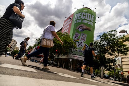 Lona de Vox en la esquina de la calle Alcalá con la calle Goya, en Madrid.