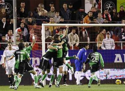 Los jugadores del Racing celebran el segundo gol, conseguido por Zigic, ante el Sevilla.