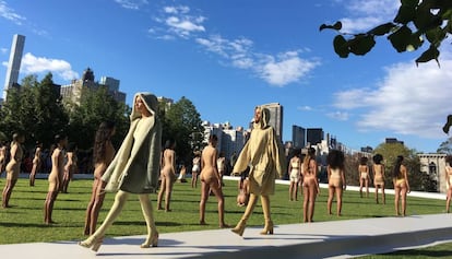 Modelos durante el desfile Yeezy Season 4, de Kanye West, ayer en la isla de Roosevelt, en Nueva York.