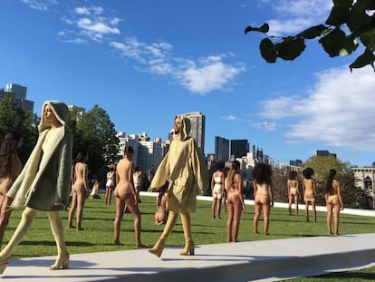 Modelos durante el desfile Yeezy Season 4, de Kanye West, ayer en la isla de Roosevelt, en Nueva York.