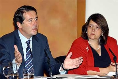El ministro de Justicia, José María Michavila, ayer, junto a la ministra de Medio Ambiente, Elvira Rodríguez.