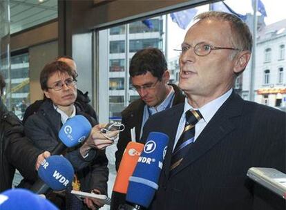 El ministro de Economía de Alemania, Jochen Homann, en Bruselas, momentos antes de la reunión que han mantenido los ministros europeos con plantas de Opel con el representante en Europa de General Motors