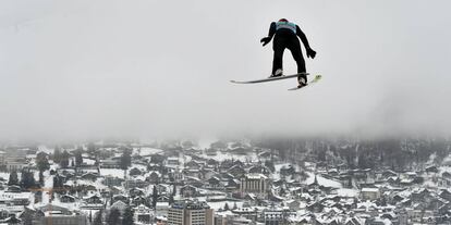 El kazajo Sabirzhan Muminov compite en la Copa del Mundo de Saltos de Esquí FIS, en Engelberg (Suiza).