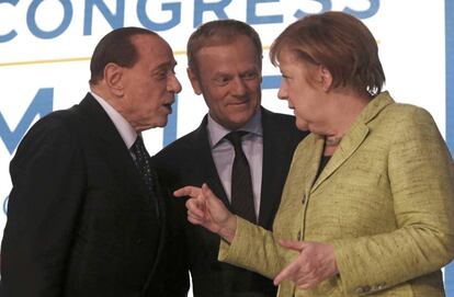 El ex primer ministro italiano, Silvio Berlusconi, y Angela Merkel, ante la mirada de Donald Tusk, en el Congreso del PP Europeo en Malta.