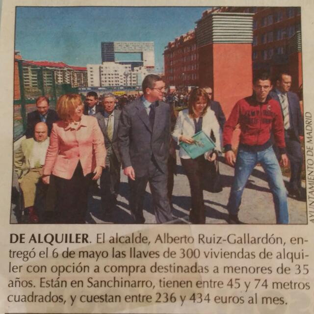 Recorte de periódico en el que se ve al alcalde Alberto Ruiz-Gallardón el 6 de mayo de 2005, día en que entregó las llaves de Sanchinarro X.