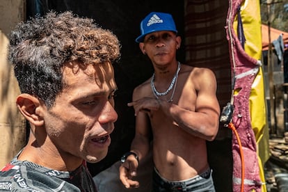 Veiker y Ángel pasan el rato frente a su vivienda en el campamento, para socializar con otros migrantes.