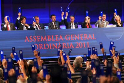 Una de las votaciones durante la asamblea del Barcelona.