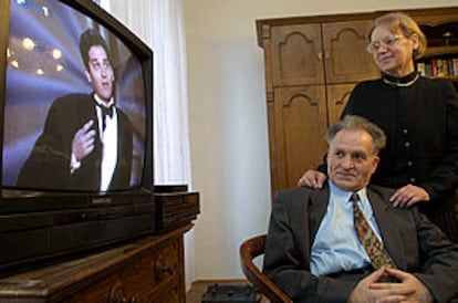 Los padres de Danis Tanovic, Mevludin y Hatidza, ven a su hijo por televisión desde su casa en Sarajevo.