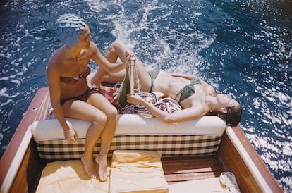 Carla Vuccino y Marina Rava, ociosas al sol, navegando por las aguas de Capri en 1958.