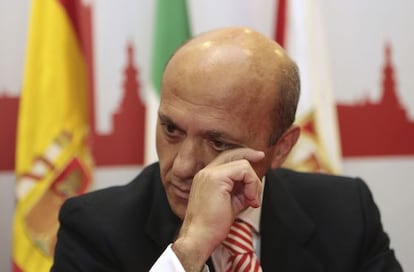 José María del Nido wipes away a tear as he announces his resignation from his post as president of Sevilla FC.