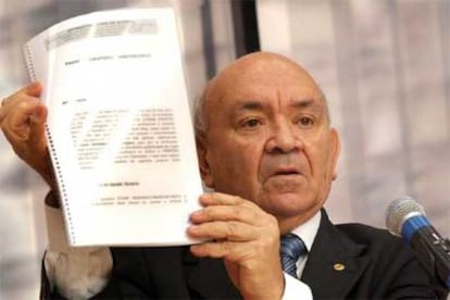 Severino Cavalcanti muestra un documento sobre la polémica parlamentaria durante una conferencia en Brasilia.