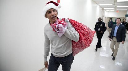 Barack Obama da regalos a los pacientes en el Centro Médico Nacional de Niños en Washington DC.