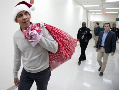 Barack Obama da regalos a los pacientes en el Centro Médico Nacional de Niños en Washington DC.