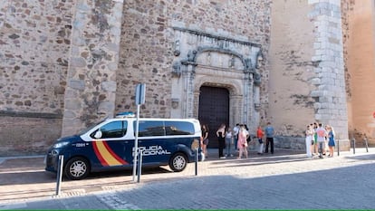 Varias personas el lunes frente a la comisaría de Policía Nacional de Almendralejo, Badajoz.