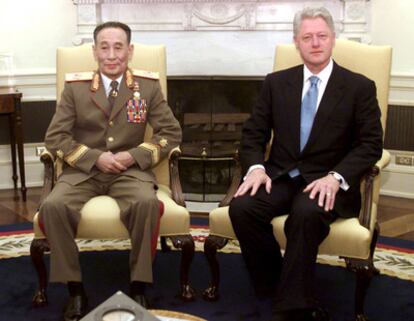 Jo Myong-rok y Bill Clinton en el Despacho Oval de la Casa Blanca, en 2000.