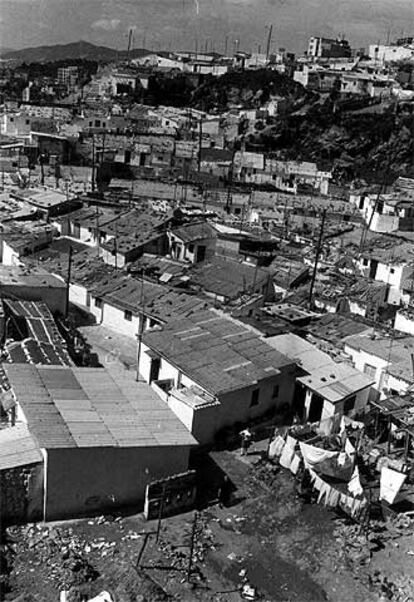 En 1974, 30 familias del Carmel fueron desalojadas de sus domicilios por riesgo de hundimiento a consecuencia de las obras del túnel de la Rovira. 31 años después estos desalojos masivos, esta vez de más de 1.000 vecinos, han vuelto a producirse como consecuencia de otro túnel: el originado por las obras de prolongación de la línea 5 del metro de Barcelona. En la foto, chabolas en uno de los sectores de barracas de la montaña del Carmel en los años sesenta.