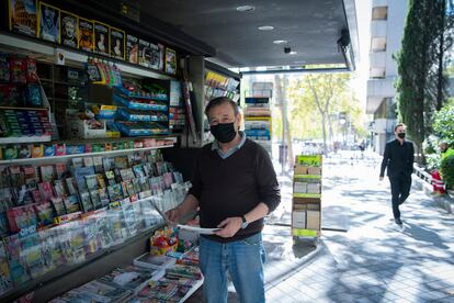 Jose Marcos, delante de su quiosco en Príncipe de Vergara el pasado jueves.