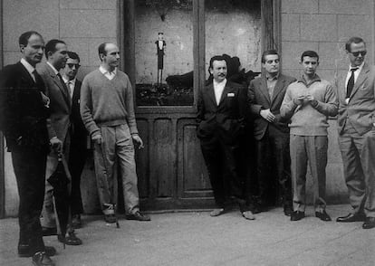 Soldan sağa: Manolo Millares, José Ayllón, Rafael Canogar, Antonio Saura, Manuel Rivera, Manuel Viola, Luis Feito ve Martín Chirino. Madrid, Villalar Caddesi 7'deki kömür ocağı. 1959.