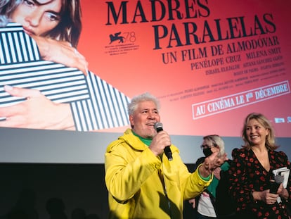 Pedro Almodóvar, en el preestreno francés de 'Madres paralelas', en el cine Pathé-Wepler de París, el pasado mes de noviembre.