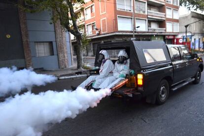 Dos operarios fumigan en Montevideo.