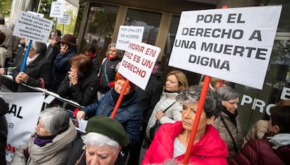 Manifestación en 2019 a favor de la eutanasia en la puerta de los juzgados de plaza de Castilla, en Madrid.