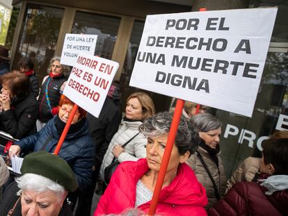 Manifestación en 2019 a favor de la eutanasia en la puerta de los juzgados de plaza de Castilla, en Madrid.