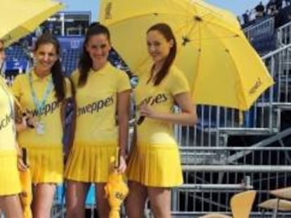 Les hostesses de Schweppes. 