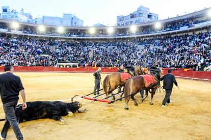 El quinto toro de la tarde, 'Horroroso' de nombre, recibió el premio de la vuelta al ruedo.