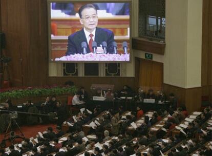 Imagen en pantalla del primer ministro chino Wen Jiabao durante la sesión de apertura de la Asamblea Nacional Popular.