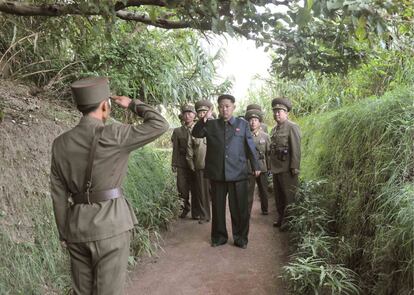 Kim Jong-un inspecciona el destacamento de defensa de Wolnae. Fotografía sin fechar, publicada por la KCNA el 4 de septiembre de 2013.