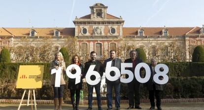 Oriol Junqueras y los candidatos de Esquerra muestran el número de votos independentistas el 27-S ante el Parlament.