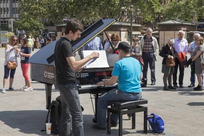 El piano instalado en la plaza del Ayuntamiento.