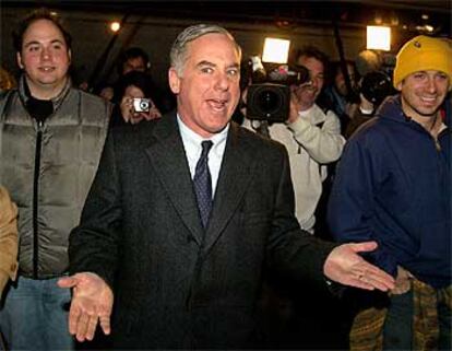 Howard Dean, ayer a su llegada a Burlington (Vermont) tras anunciar su retirada de la carrera demócrata.