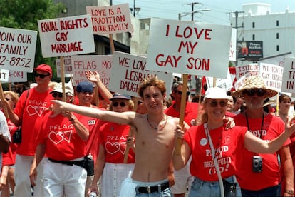 Familias sujetan pancartas en apoyo a gais y lesbianas durante una marcha por el Orgullo el 28 de junio de 1998 en West Hollywood, California.