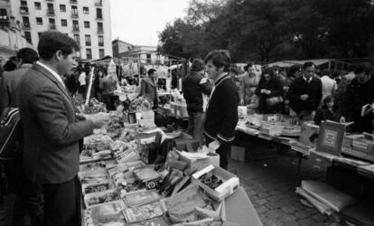 Un grupo de personas pasea por los puestos del Rastro de Madrid, en 1976.