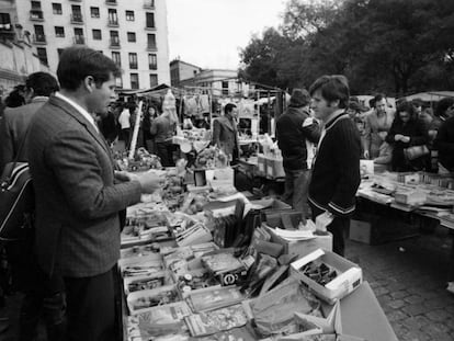 Un grupo de personas pasea por los puestos del Rastro de Madrid, en 1976.