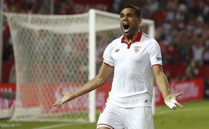 El defensa argentino Gabriel Mercado, celebra su gol, primero del equipo frente al Real Betis.