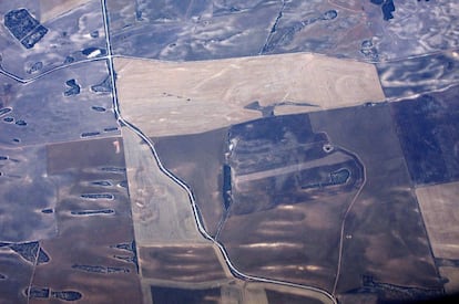 Areas of vegetation can be seen amongst drought effected farmland in South Australia, November 12, 2015. A pioneering Australian scheme to improve the management of water in the world's driest inhabited continent is facing its first real test as an intensifying El Nino threatens crops and builds tensions between farmers and environmentalists. An El Nino, a warming of sea-surface temperatures in the Pacific, is already causing drought and other extreme weather, affecting millions of people across parts of the world, and experts warn that the intensifying weather pattern could emerge as one of the strongest on record.     REUTERS/David Gray