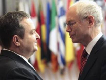 El primer ministro serbio Ivica Dacic (izda) y el presidente del Consejo Europeo, Herman Van Rompuy. EFE/Archivo