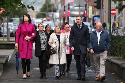 Familiares de víctimas de crímenes en Irlanda del Norte contrarios a la amnistía marchaban en septiembre hacia las Cortes Reales de Justicia en Belfast.