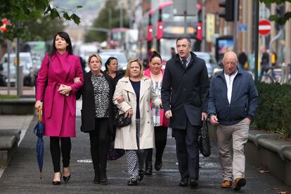 Familiares de víctimas de crímenes en Irlanda del Norte contrarios a la amnistía marchaban en septiembre hacia las Cortes Reales de Justicia en Belfast.