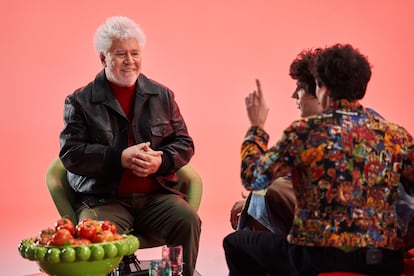 Pedro Almodóvar y 'Los Javis', en una imagen del documental 'Pedro x Javis', de Movistar +.